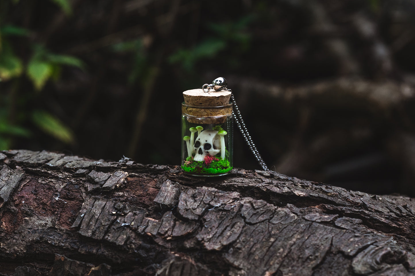 Naszyjnik z czaszką i grzybami świecący się- ręcznie robiony