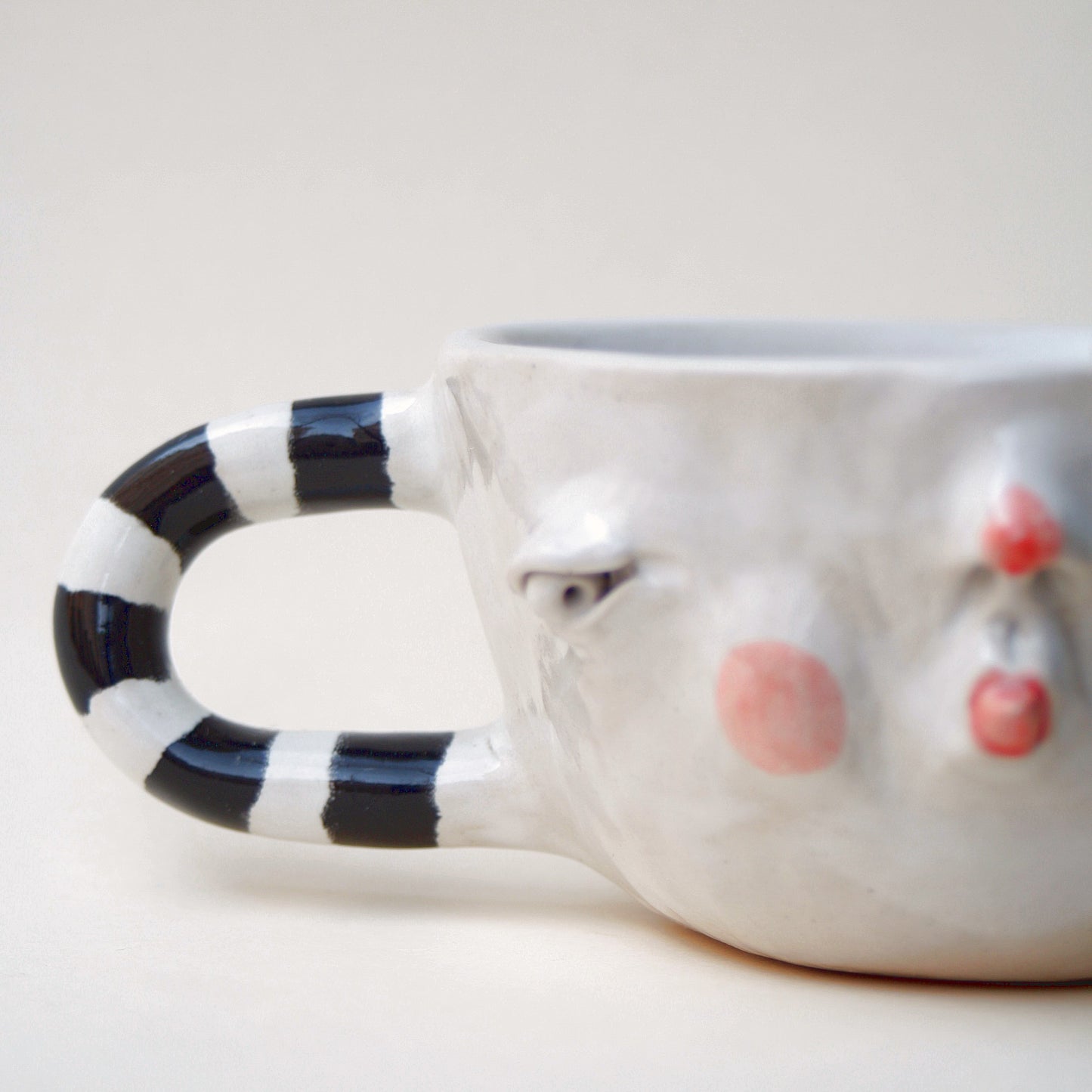 Kubek ceramiczny z czarno-białą pasiastym uchwytem