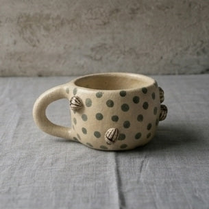 Kubek ceramiczny w zielone grochy ze stonką