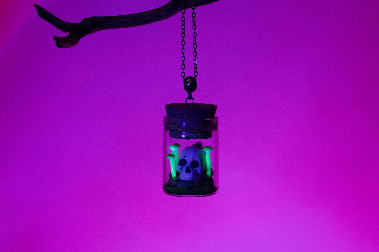 Naszyjnik z czaszką i grzybami świecący się- ręcznie robiony