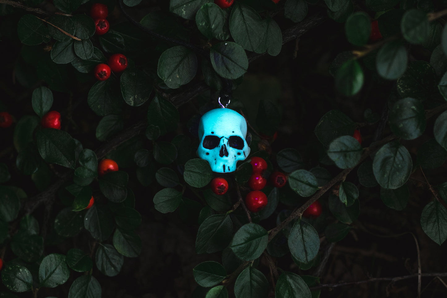 Glowing skull pendant - jewelry with a mysterious glow