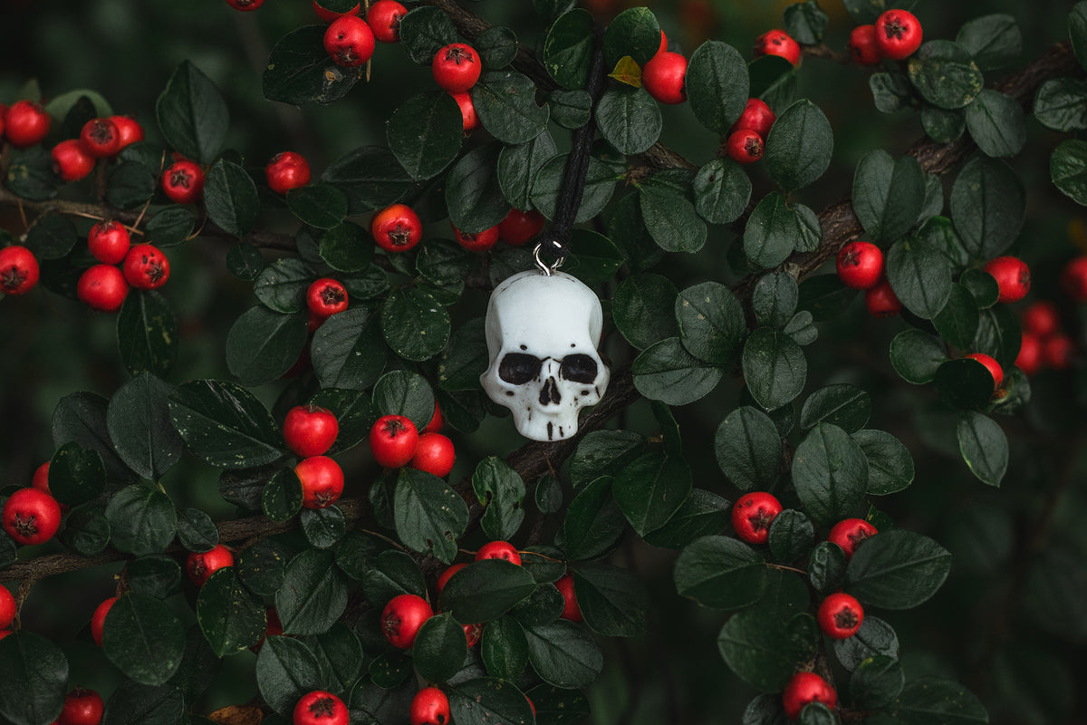 Glowing skull pendant - jewelry with a mysterious glow