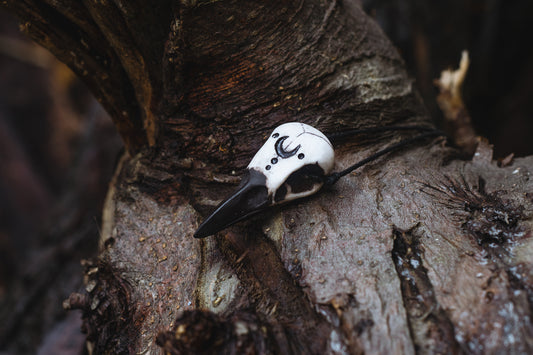 Wisiorek czaszka Kruk z księżycem - ręcznie robiony