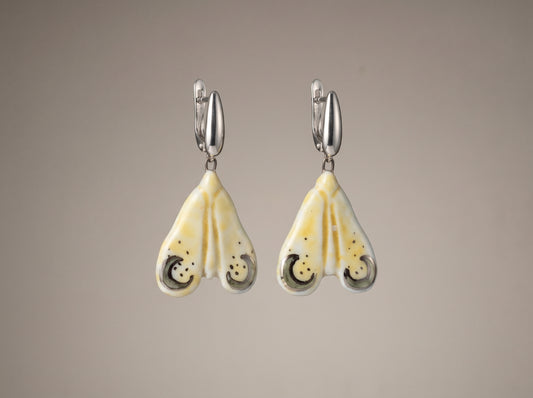 Kolczyki Motylek kremowy z porcelany z autorskim malowaniem Kolczyki
