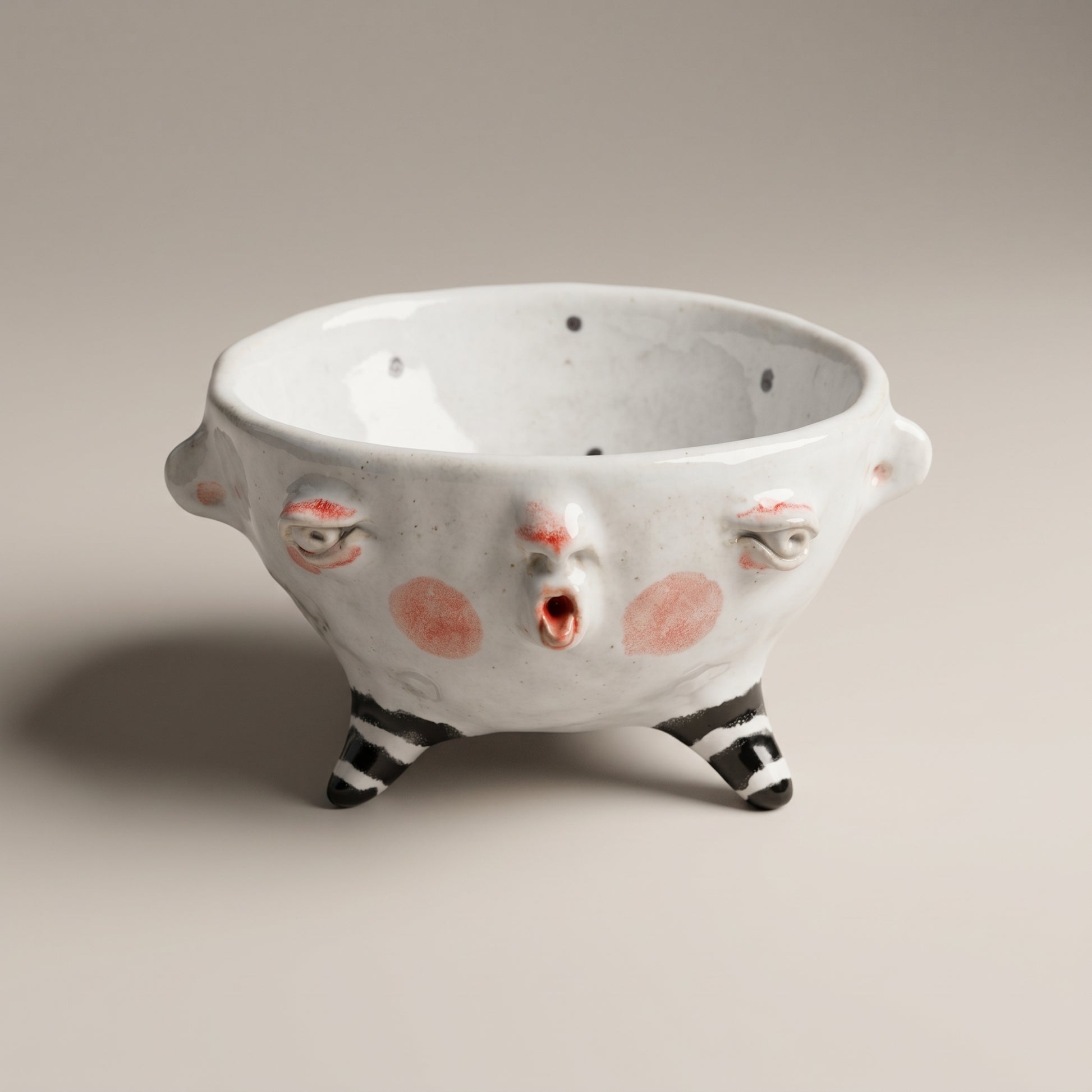 Miseczka ceramiczna na nóżkach z obliczem – ręczna robota Ceramika