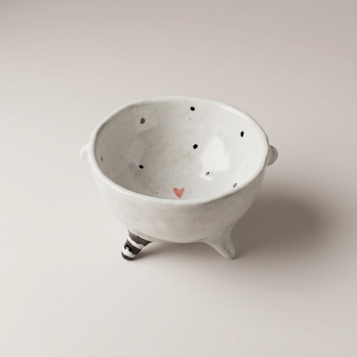 Miseczka ceramiczna na nóżkach z obliczem – ręczna robota Ceramika