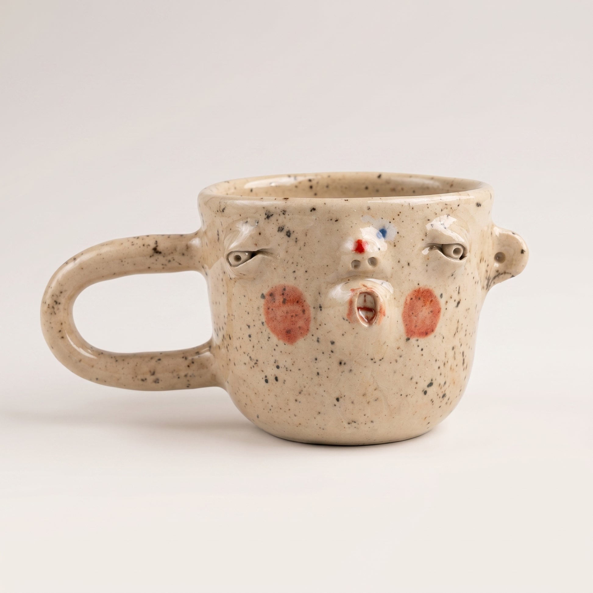Kubek ceramiczny – twarz z wypukłymi detalami Ceramika
