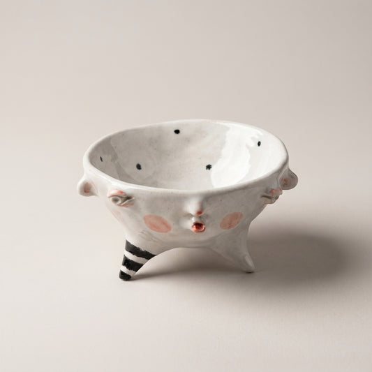Miseczka ceramiczna na czterech nóżkach z obliczem – ręczna robota Ceramika