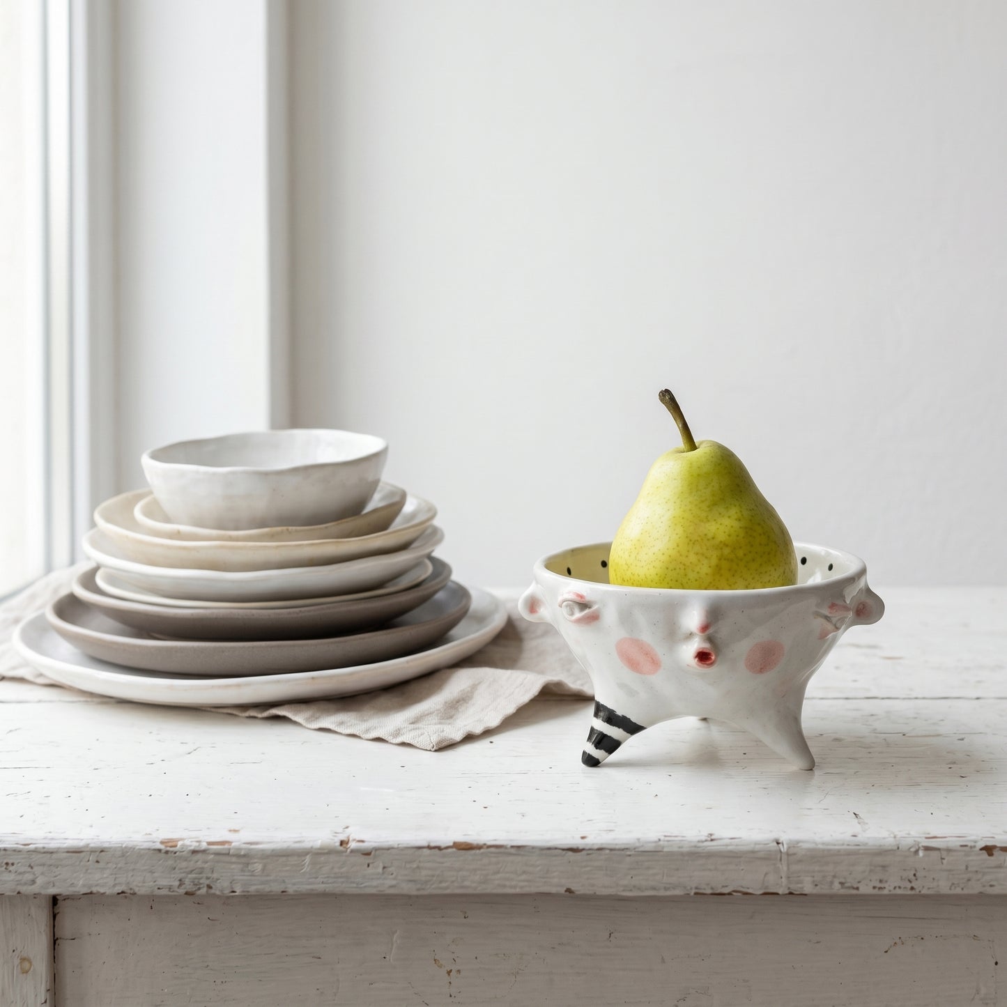 Miseczka ceramiczna na czterech nóżkach z obliczem – ręczna robota Ceramika