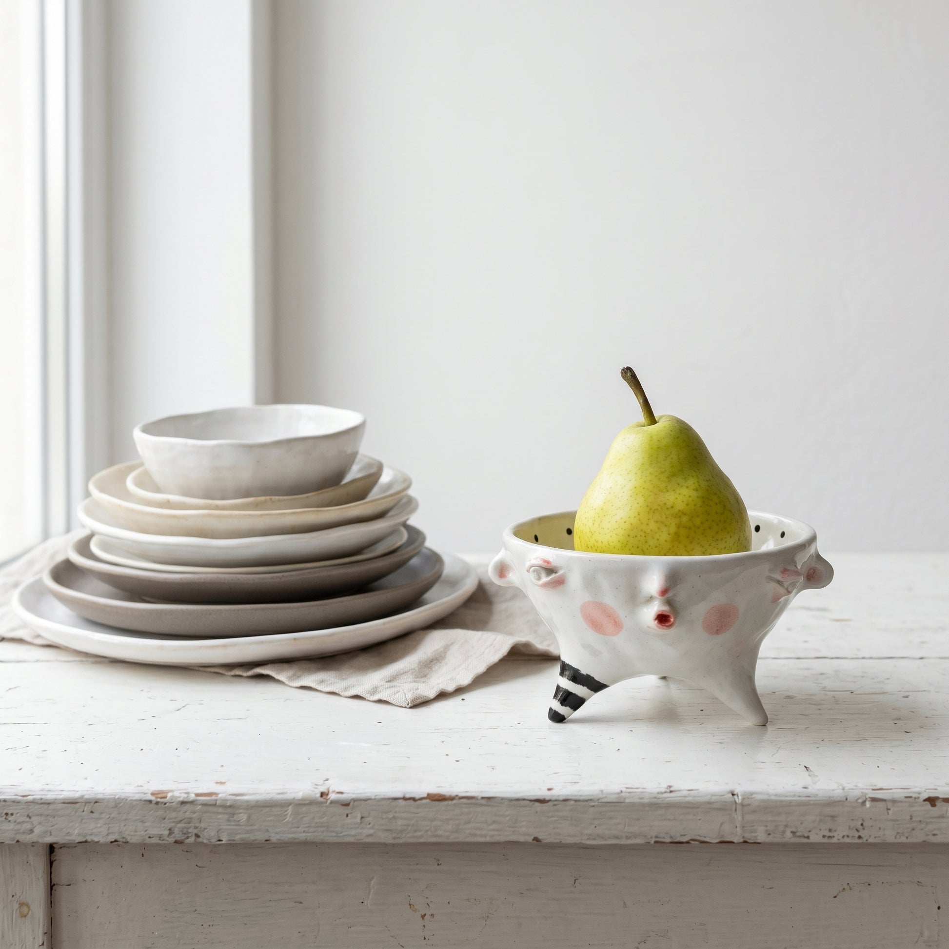 Miseczka ceramiczna na czterech nóżkach z obliczem – ręczna robota Ceramika
