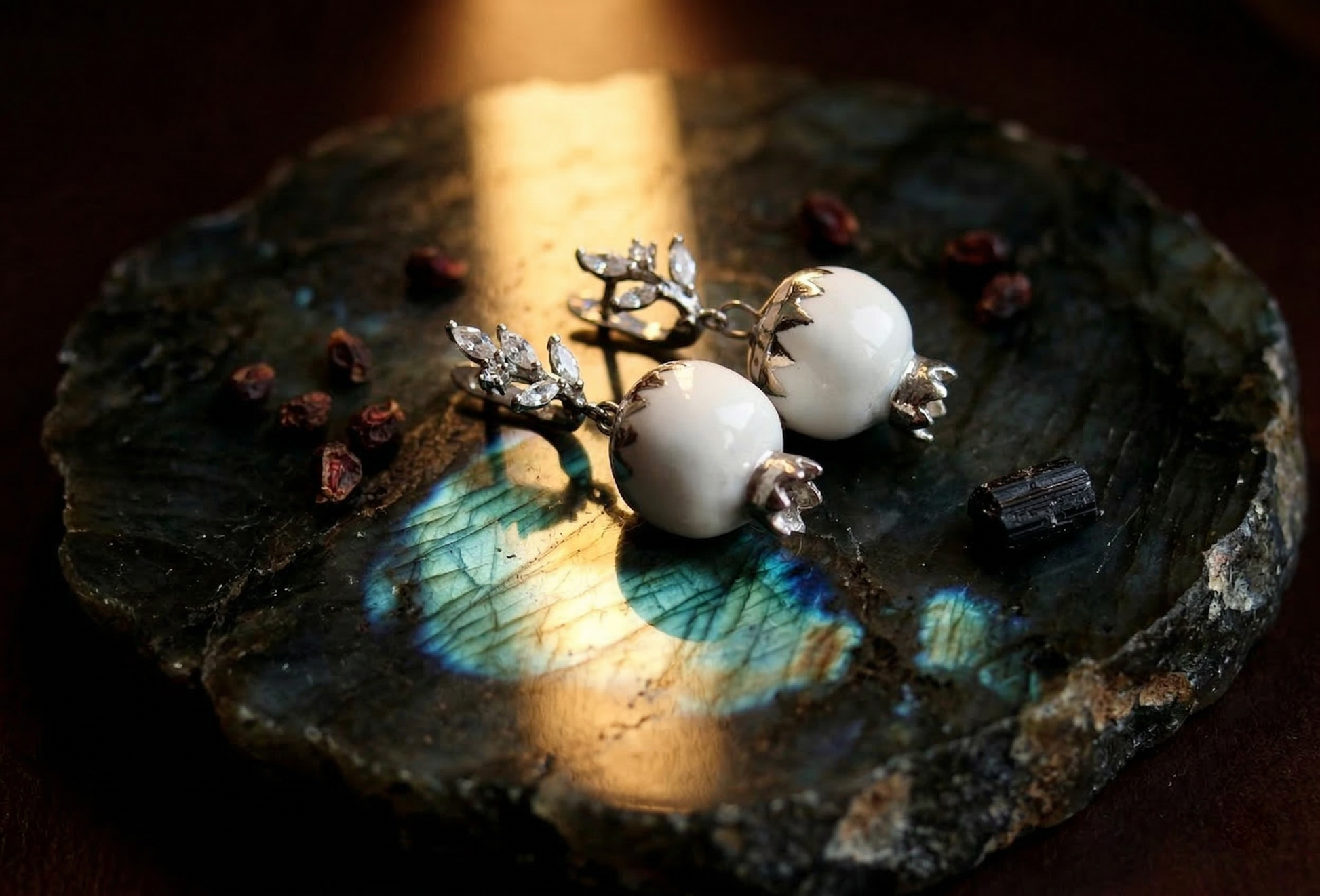 Kolczyki Granat z porcelany z autorskim malowaniem Kolczyki