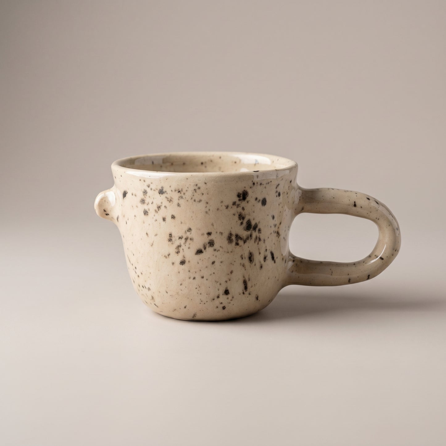 Kubek ceramiczny – twarz z wypukłymi detalami Ceramika