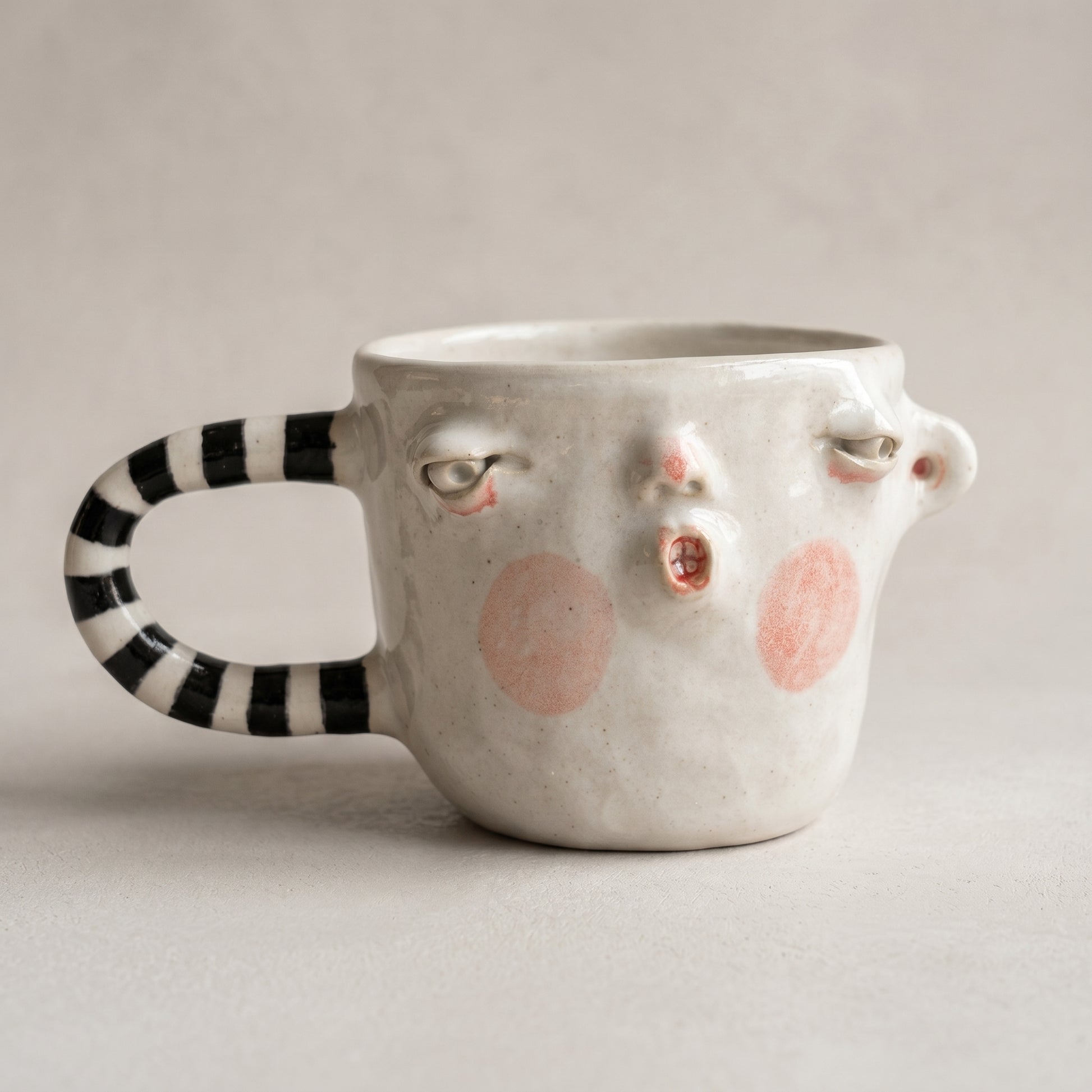 Kubek ceramiczny – twarz z pasiastym uchwytem Ceramika