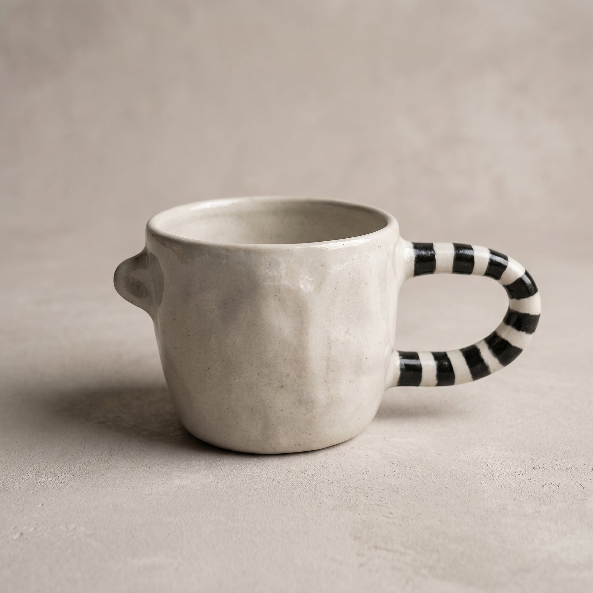 Kubek ceramiczny – twarz z pasiastym uchwytem Ceramika