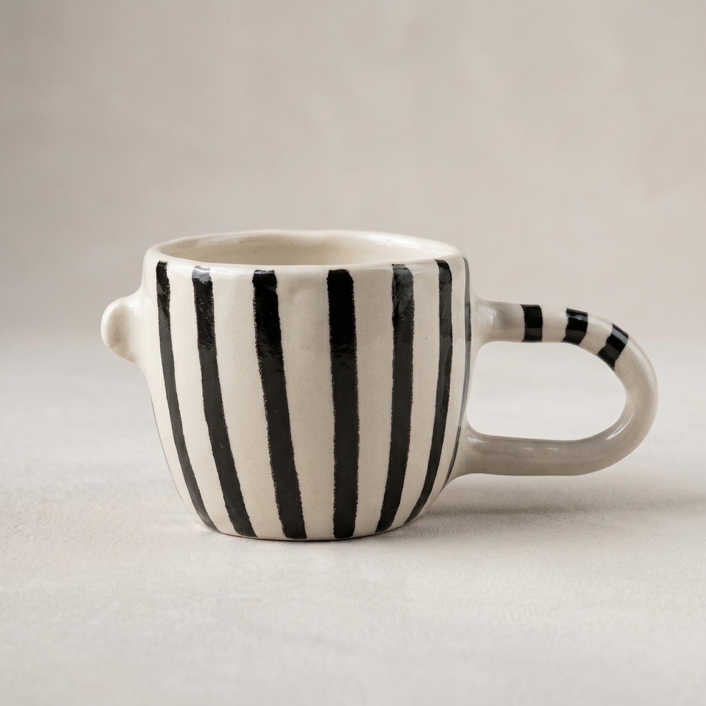 Kubek ceramiczny – twarz z czarno-białą pasiastym uchwytem Ceramika