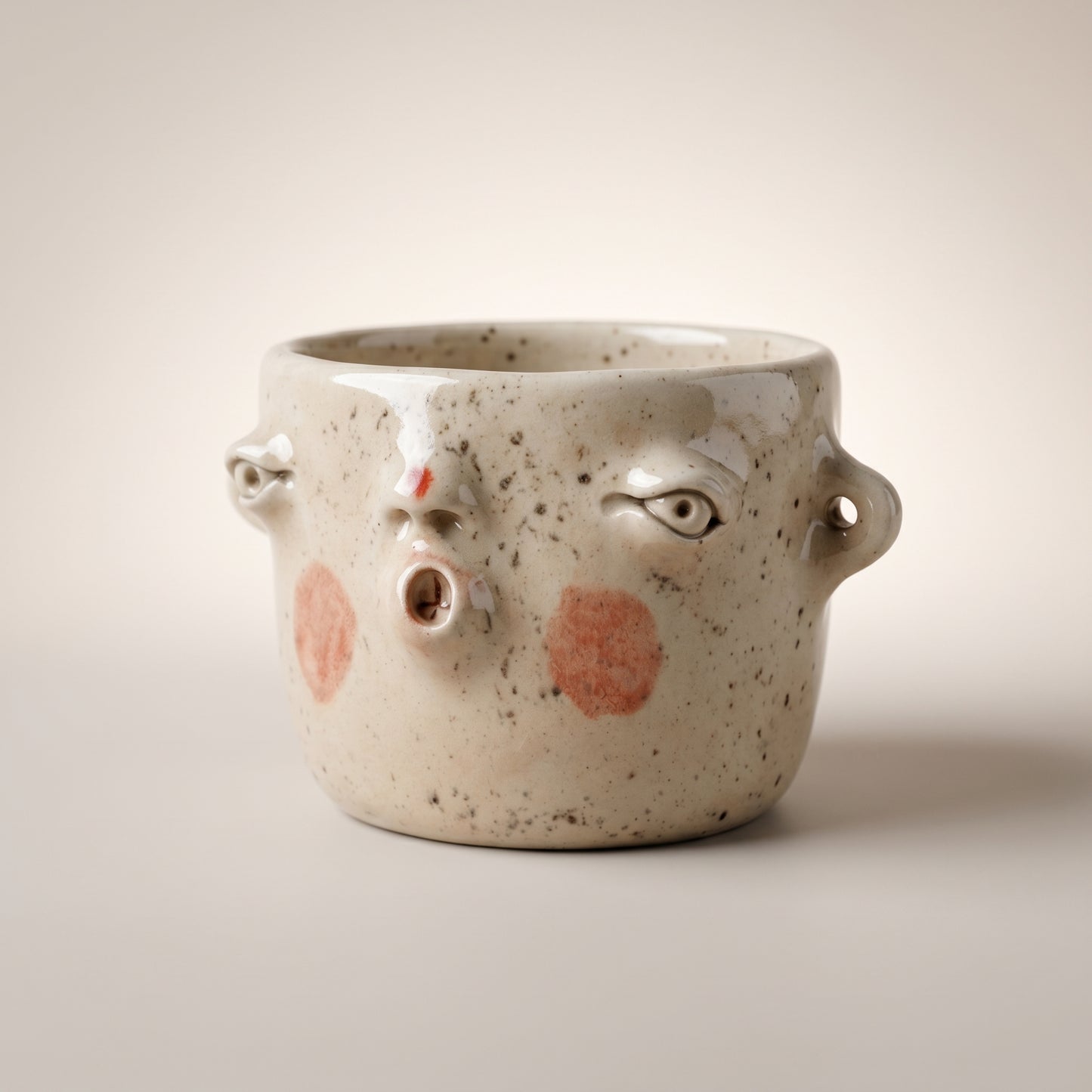 Czarka ceramiczna z obliczem – ręczna robota Ceramika
