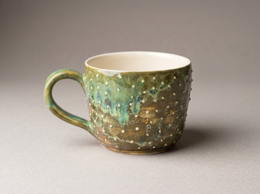 Kubek ceramiczny zielony w kropki – ręcznie robiony Ceramika