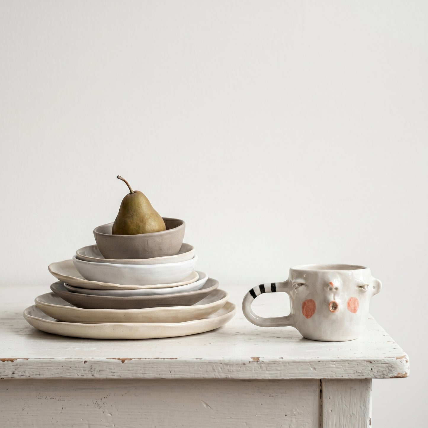 Kubek ceramiczny – twarz z czarno-białą pasiastym uchwytem Ceramika
