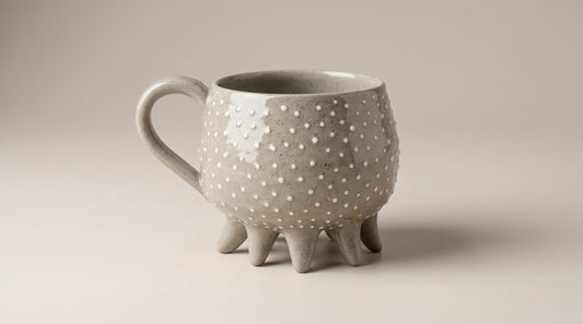 Kubek ceramiczny w kropki na nóżkach – ręcznie robiony Ceramika