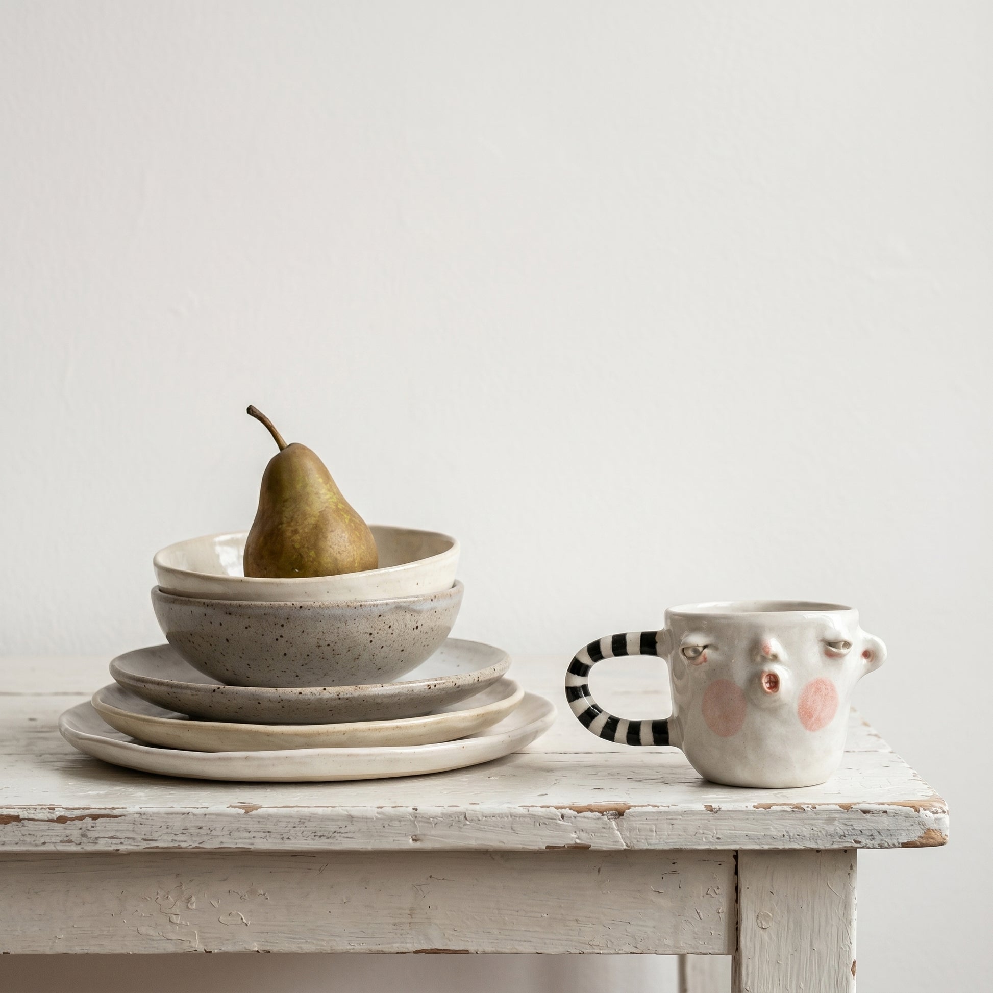 Kubek ceramiczny – twarz z pasiastym uchwytem Ceramika