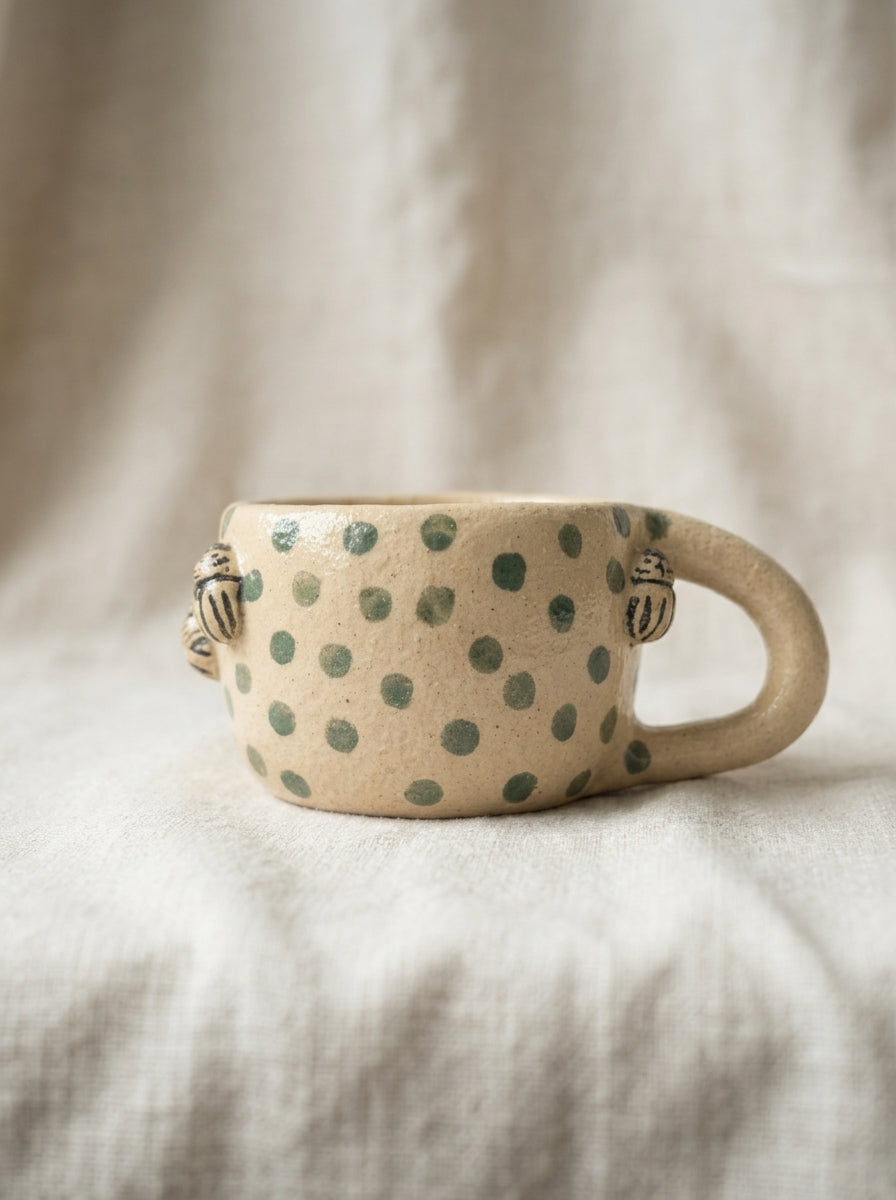 Kubek ceramiczny w zielone grochy ze stonką