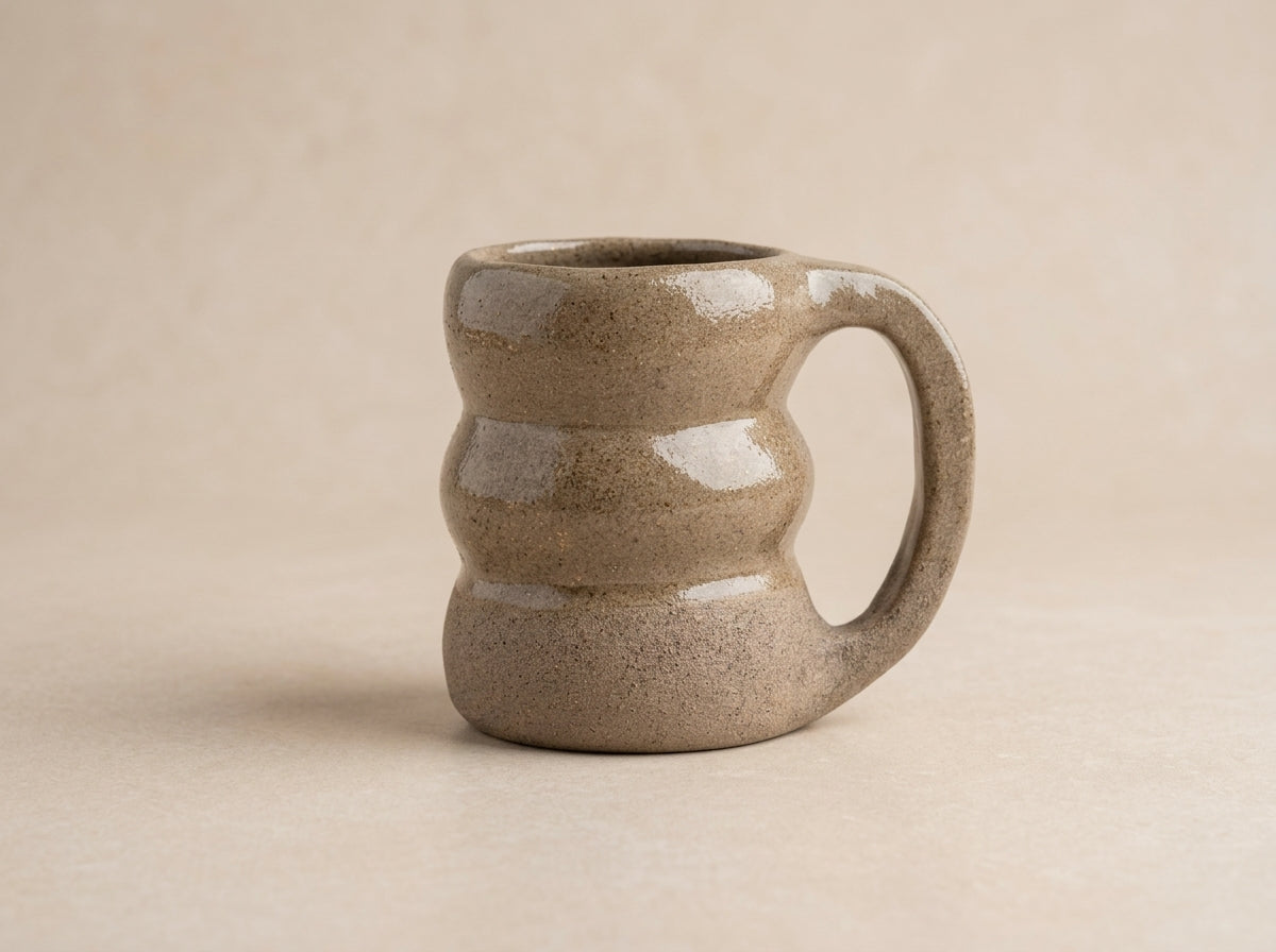 Kubek ceramiczny falowany – widok z boku na beżowym tle