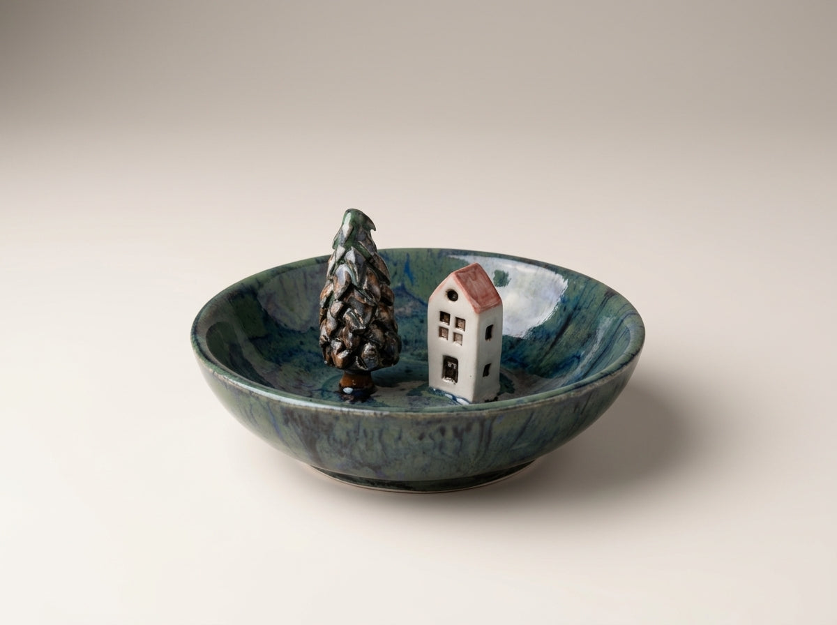 Ceramiczna miseczka z domkiem i jodłą – zdjęcie katalogowe