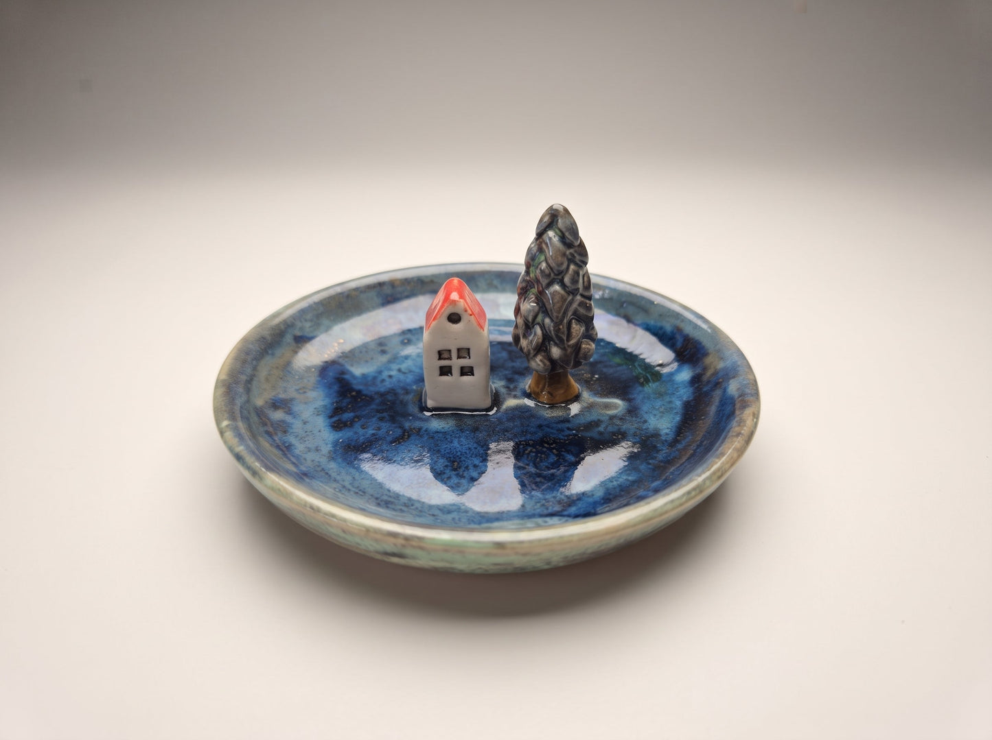 Ceramiczna miseczka z domkiem i drzewkiem