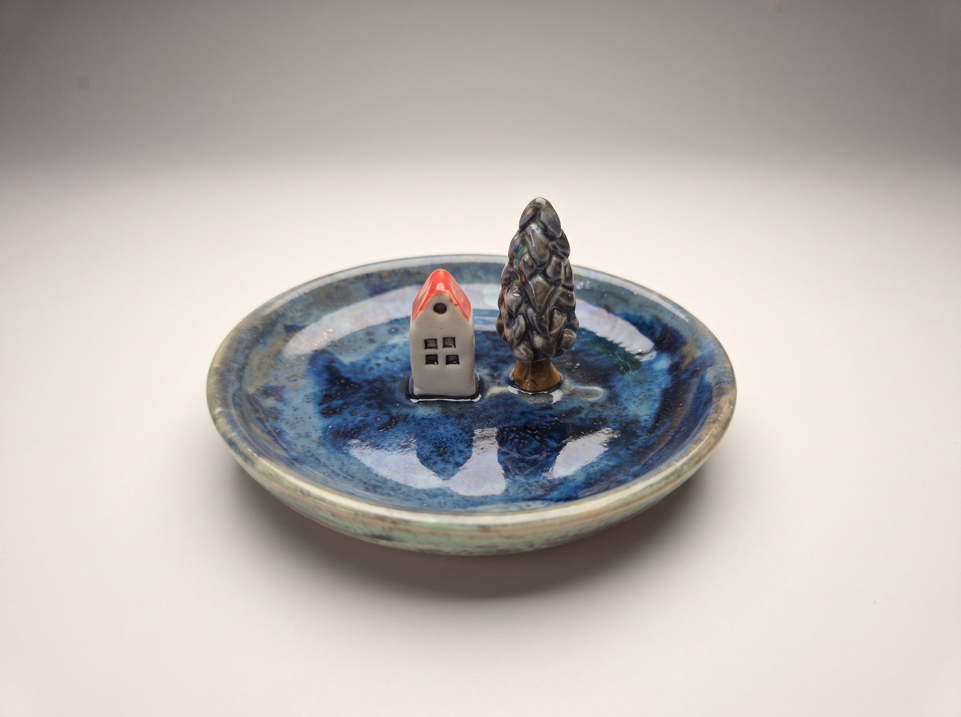 Ceramiczna miseczka z domkiem i drzewkiem