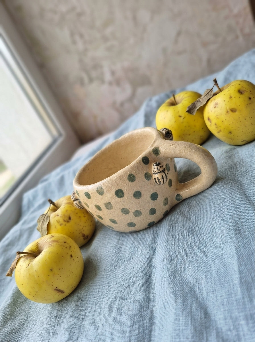 Kubek ceramiczny w zielone grochy ze stonką