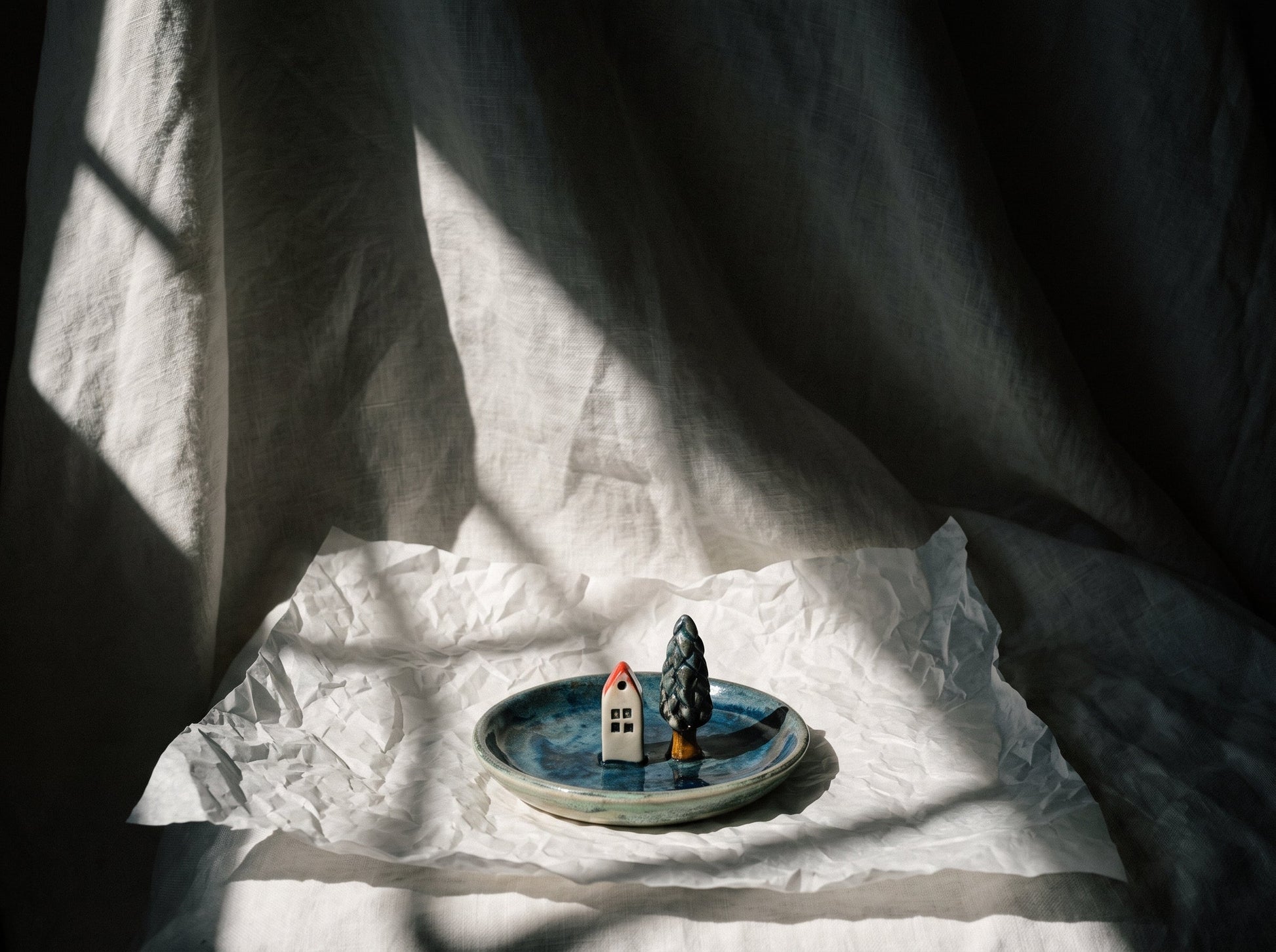 Ceramiczna miseczka na papierze