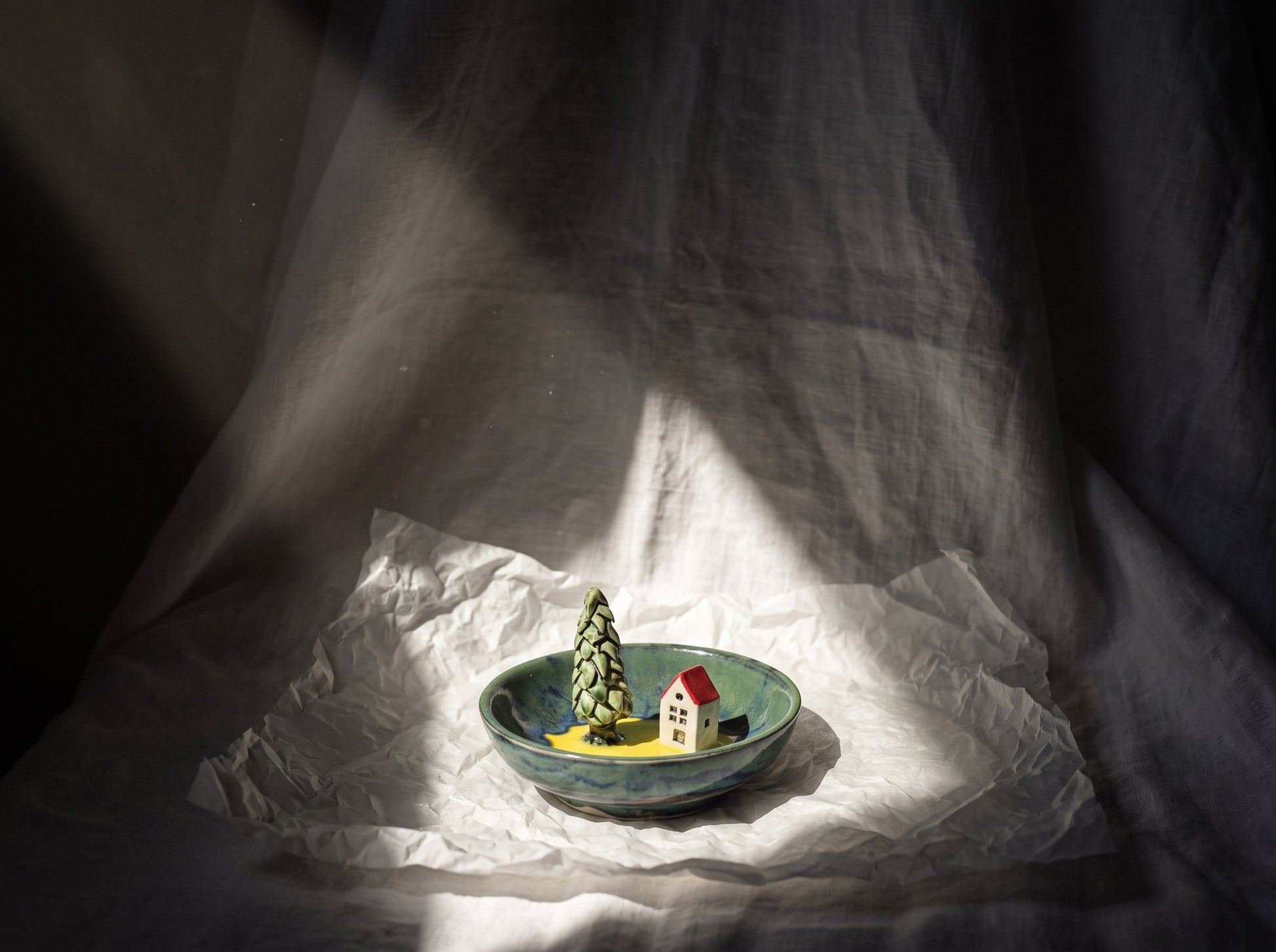 Ceramiczna miseczka na papierze