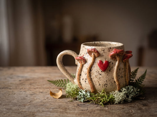 Kubek ceramiczny Grzybobranie z sercem – kremowy Ceramika