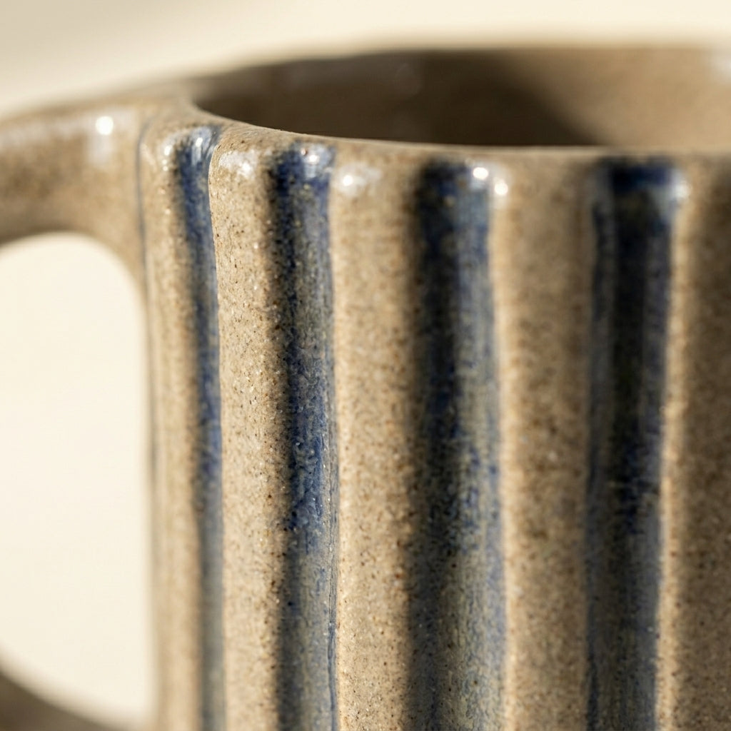 Kubek ceramiczny z pionowymi żebrami i niebieskim szkliwem Kubek ceramiczny