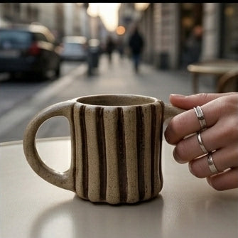 Kubek ceramiczny z pionowymi żebrami i ciemnobrązowym szkliwem