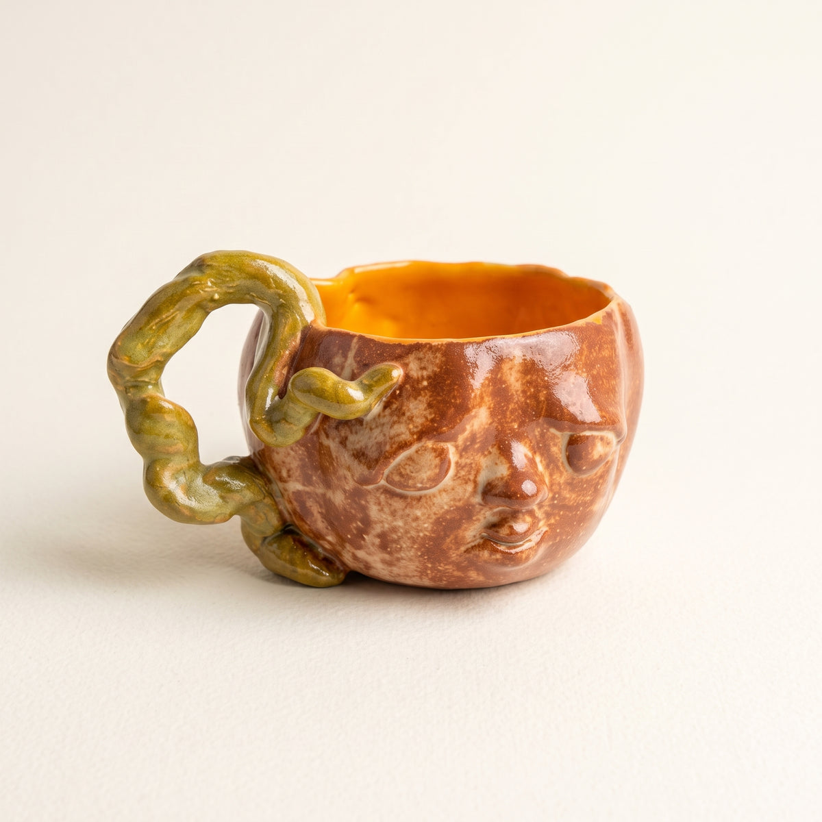 Kubek ceramiczny Dynia z twarzą – brązowe szkliwo, zielona łodyga Ceramika