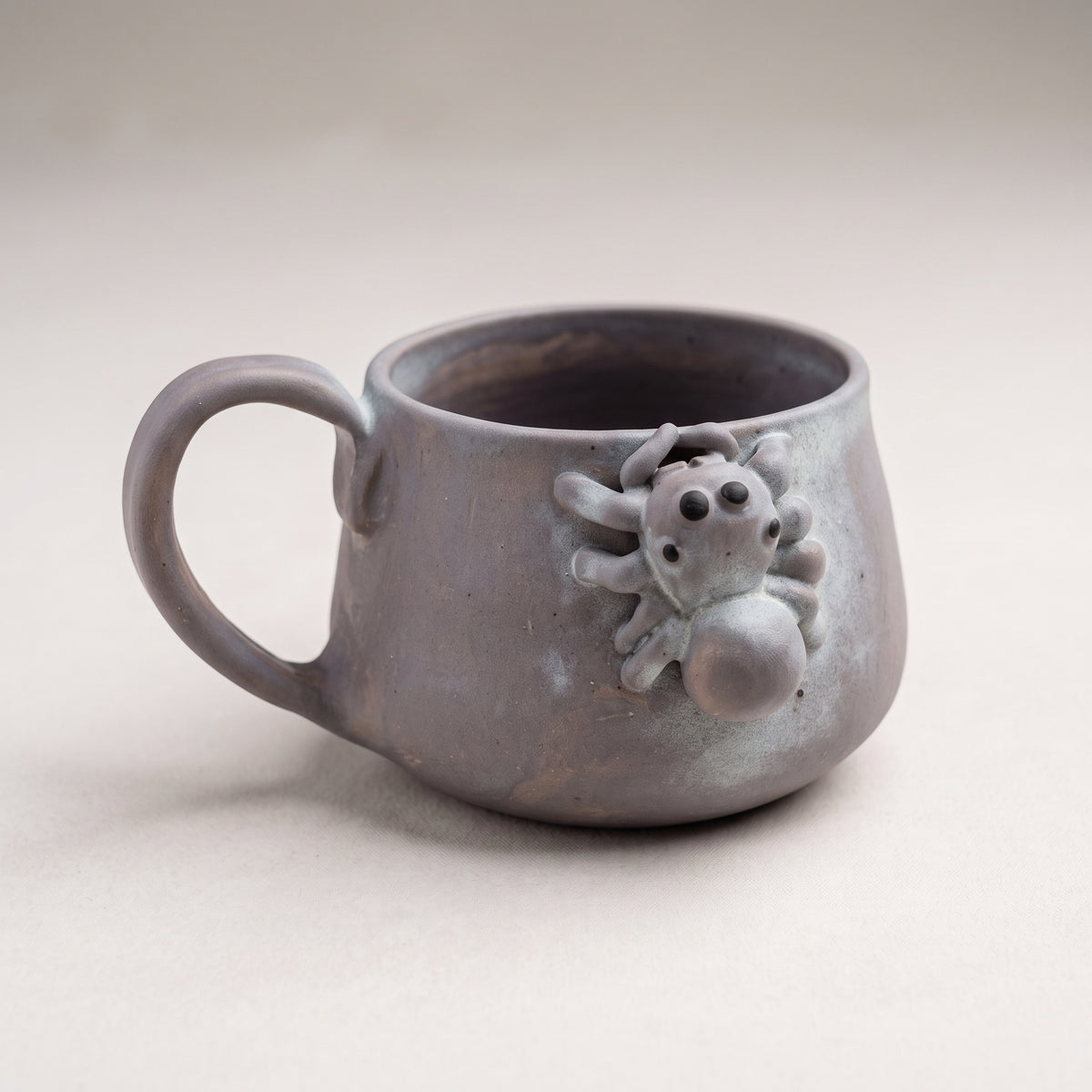 Kubek ceramiczny z pająkiem – szare szkliwo Ceramika