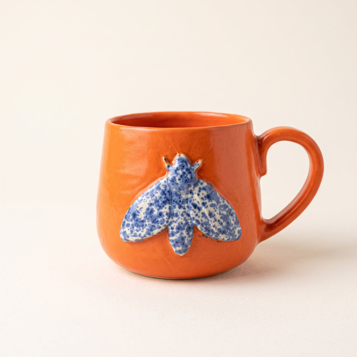 Kubek ceramiczny z ćmą – pomarańczowe szkliwo Ceramika