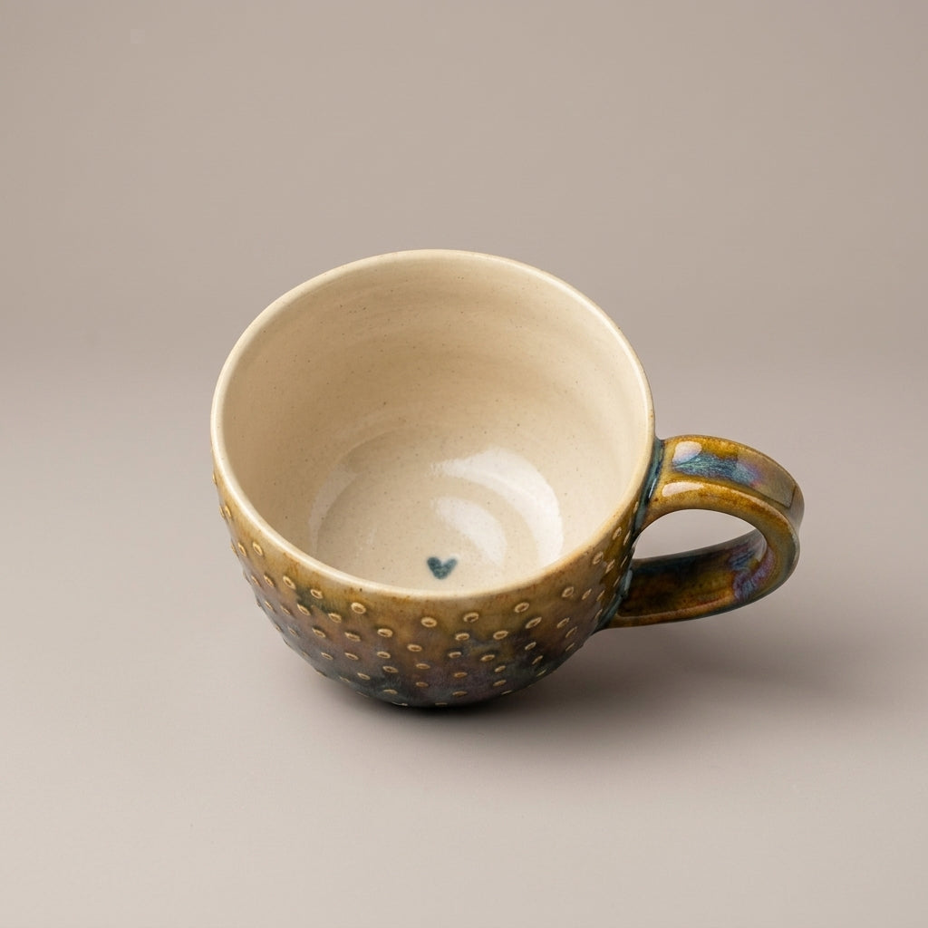 Filiżanka ceramiczna z wypukłymi kropkami i szkliwem ombre
