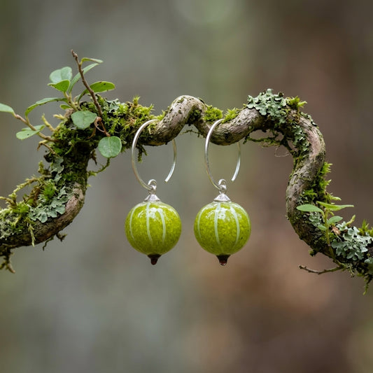Kolczyki szklane Agrest – autorski lampwork na gałązce z mchem