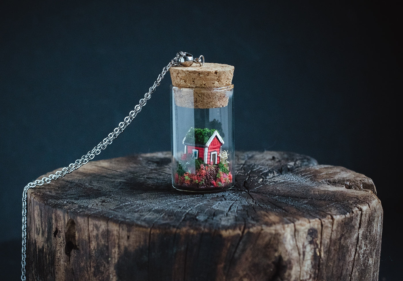 Naszyjnik z miniaturowym domkiem w buteleczce - ręcznie robiony