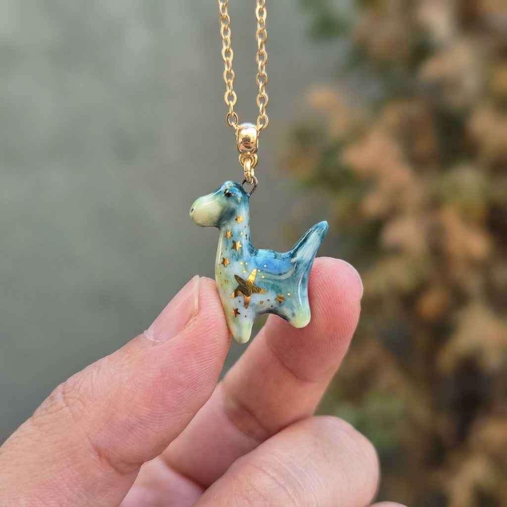 Naszyjnik z porcelanowym dinozaurem – ręczna robota, złoto na porcelanie Biżuteria