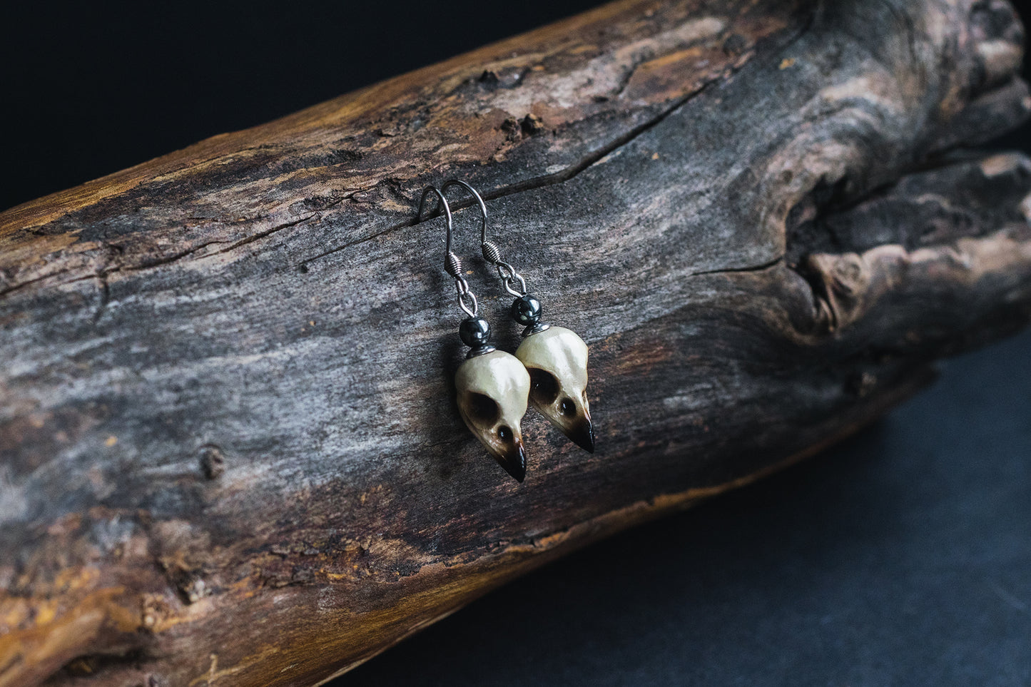 Kolczyki Czaszki ręcznie malowane z czarnym koralikiem