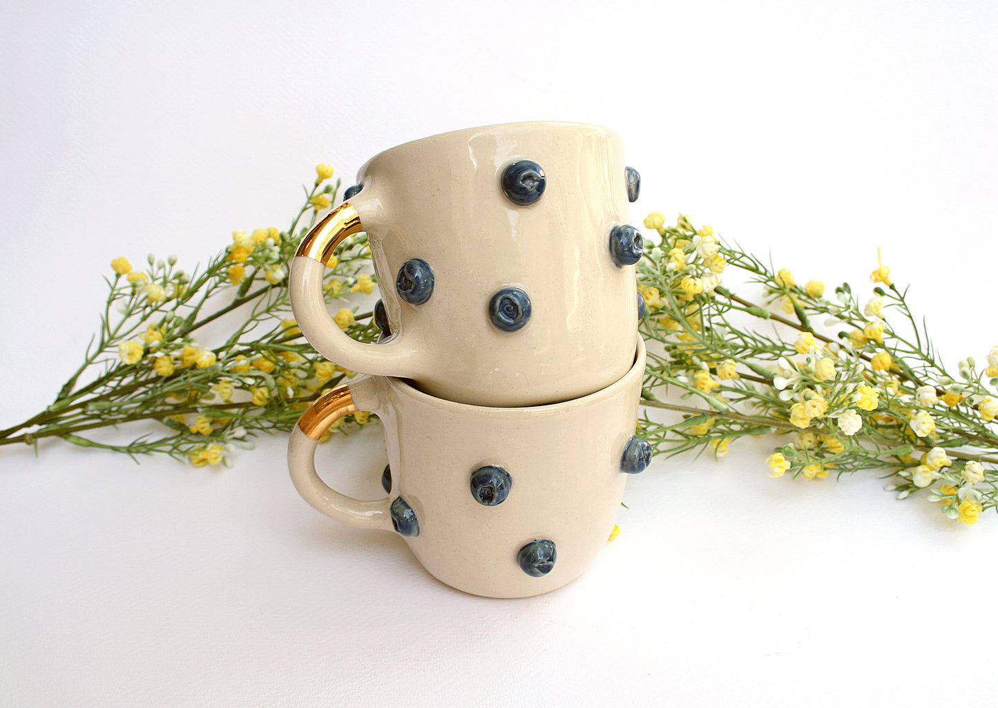 Kubek ceramiczny z jagodami ze złotymi elementami - ręcznie robiony
