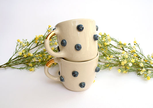 Kubek ceramiczny z jagodami ze złotymi elementami - ręcznie robiony