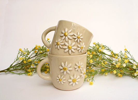 Kubek ceramiczny z rumiankami - ręcznie robiony