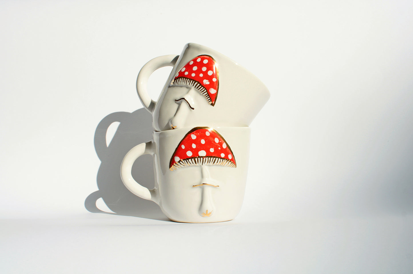 Kubek ceramiczny z muchomorem ze złotym wykończeniem - ręcznie robiony Ceramika