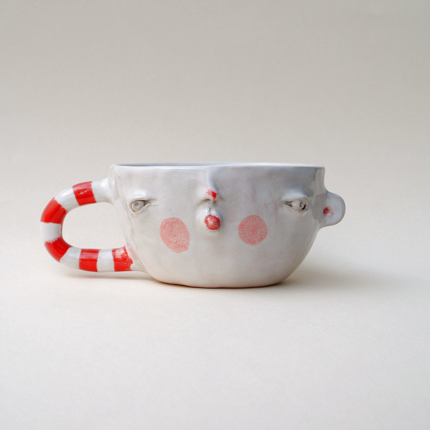 Kubek ceramiczny z pasiastym uchwytem