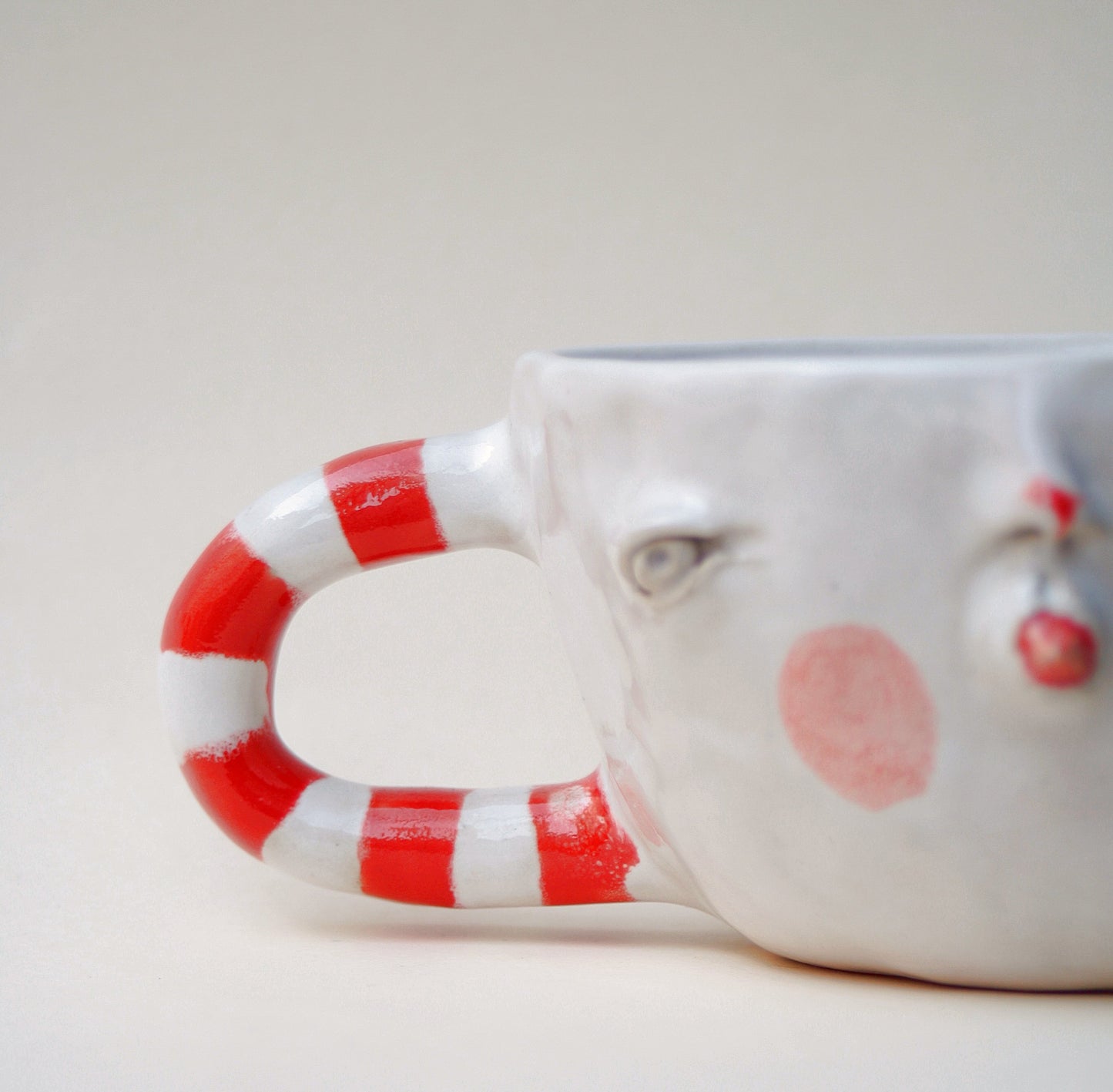 Kubek ceramiczny z pasiastym uchwytem