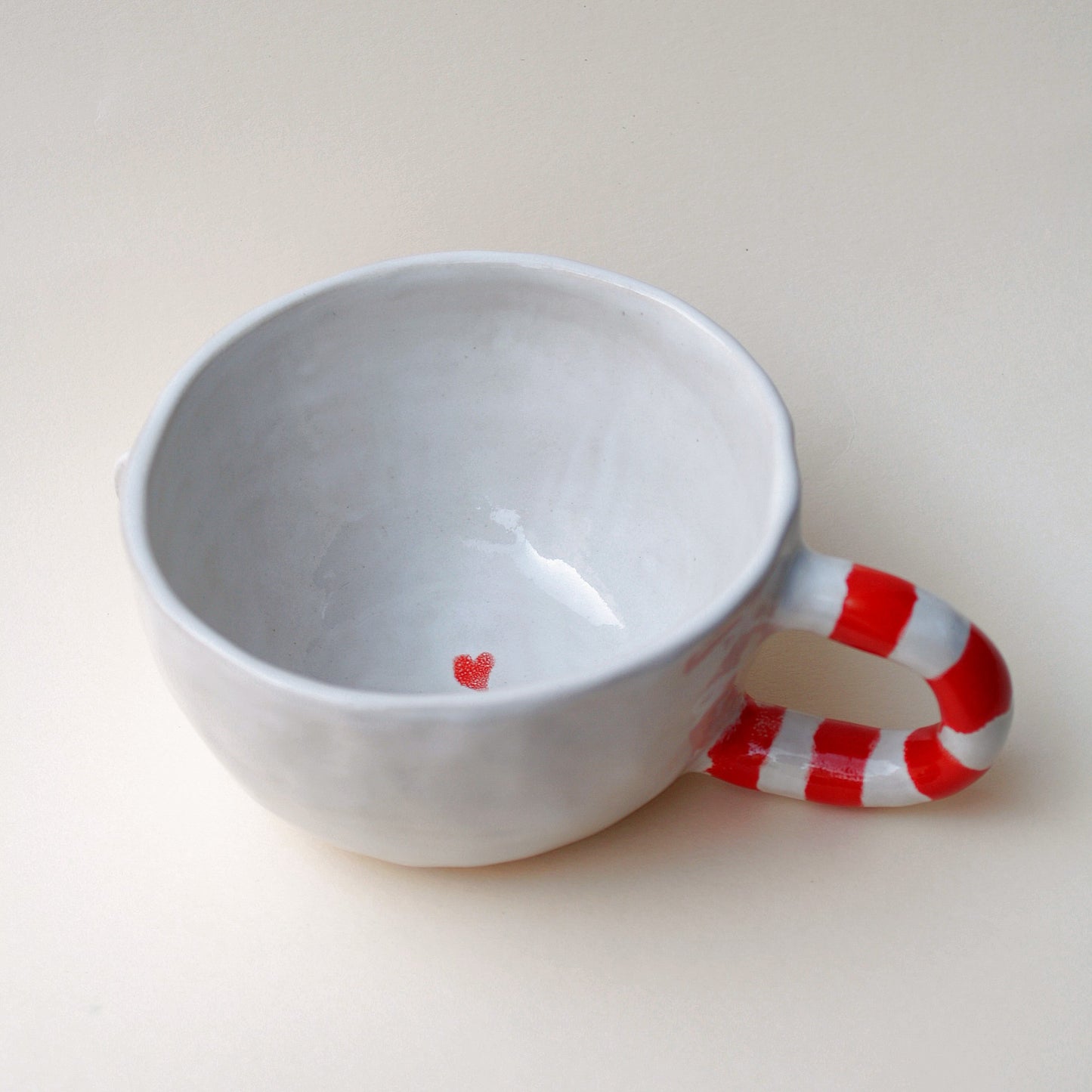 Kubek ceramiczny z pasiastym uchwytem